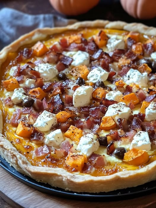 Tarte d’automne à la courge butternut, au chèvre, aux lardons et aux noisettes